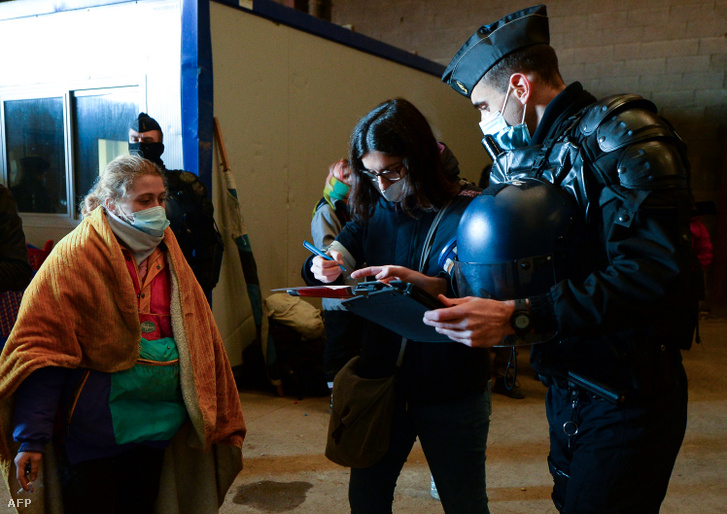 Csendőrök egy illegális francia rave buli helyszínén 2021. január 1-jén.