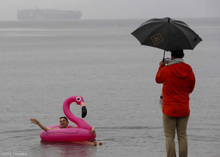 Ez a férfi egy felfújhatós flamingót is hozott, hogy abban pezsgőzzön egyet a szürke víztükörben