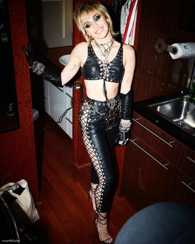 Miley Cyrus továbbra sem áll le a kihívó öltözetekben fotózkodással, reklamációval ne hozzánk forduljanak, nem tehetünk róla.