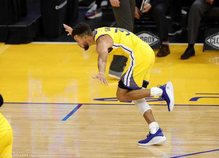 Curry utolsó, nyolcadik sikeres tripláját – amellyel meglett a 62 pontos karriercsúcs – így ünnepelte.
