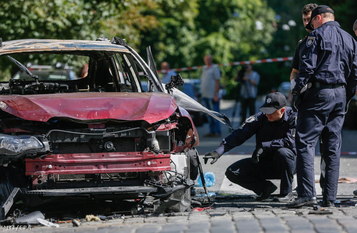 Ukrán helyszínelők vizsgálják a Pavlo Seremet, az Ukrajinszka Pravda hírportál újságírója által vezetett autót, amely felrobbant Kijevben 2016. július 20-án