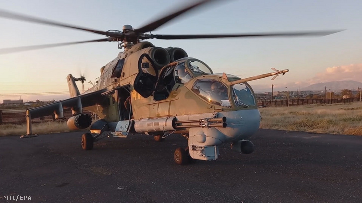 Az orosz védelmi minisztérium sajtószolgálata által közreadott, videofelvételről készült képen egy orosz katonai helikopter áll Örményország egy meg nem nevezett repülőterén 2020. november 12-én. Az orosz hadsereg több katonai repülőgépet is küldött békefenntartó katonákkal
