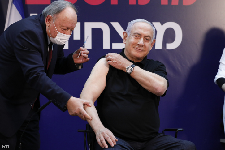 Benjámin Netanjahu izraeli miniszterelnök (j) megkapja a koronavírus elleni védőoltást az izraeli Ramat Gan egyik kórházában 2020. december 19-én