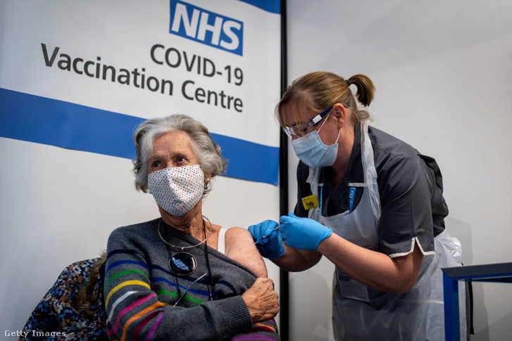 Jutott neki - 85 éves páciens koronavírus elleni oltást kap, Londonban, Nagy-Britanniában