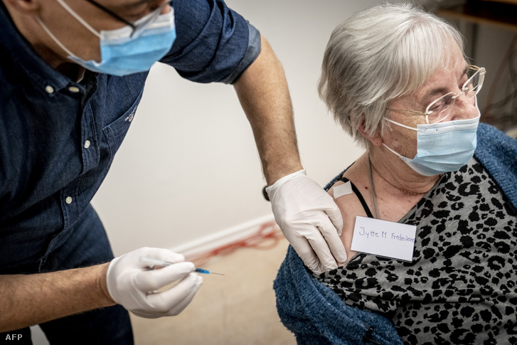 Egy 83 éves nőt oltanak be koronavírus ellen Ishojban