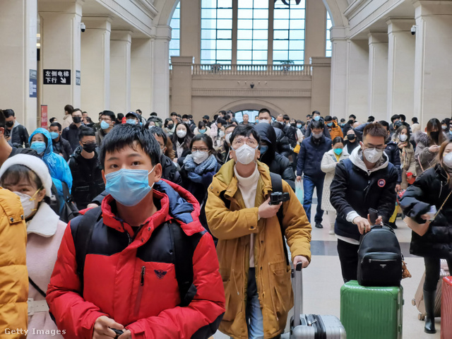 Vuhan, 2020. január 22. A teljes lakosság maszkban, miután a kínai hatóságok bejelentették: az új koronavírus emberről emberre is terjedhet.