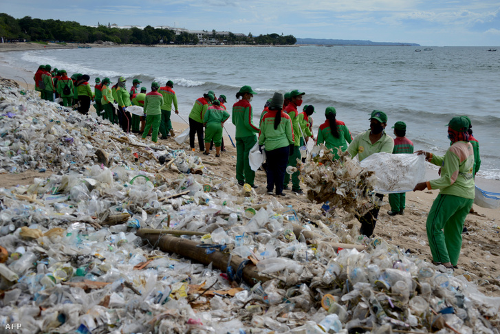 A munkások Bali szigetén, a Kuta strandján gyűjtik be a műanyag hulladékot 2021. január 6-án.