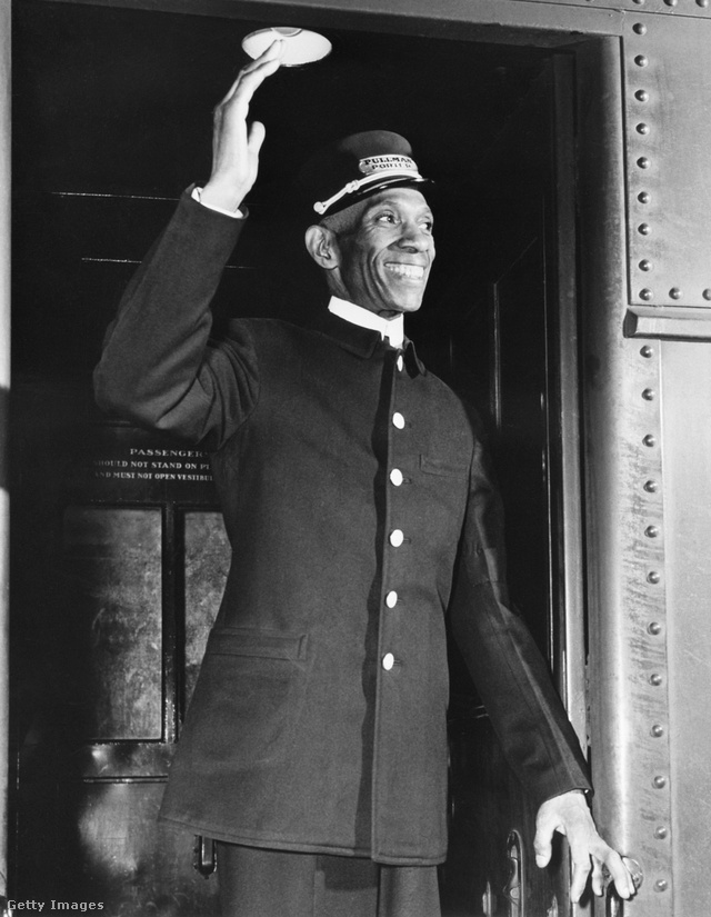 Az akkori legidősebb Pullman-portás, Fred Wright köszönti az utasokat (1947).