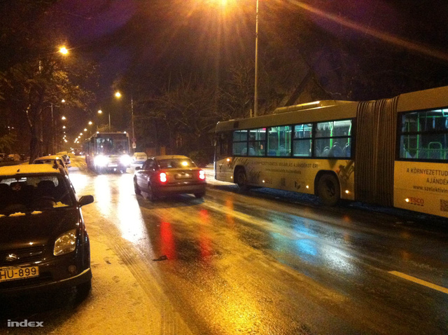 Tükörjégen állnak a 7-es buszok a XI. kerületi Sáfrány utcánál