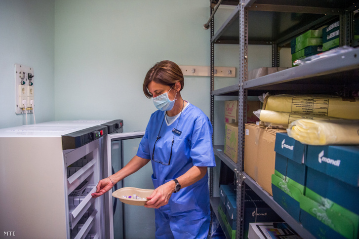 Egy orvos kiveszi ki a hűtőből a koronavírus elleni oltóanyagot a Dél-pesti Centrumkórházban 2020. december 27-én