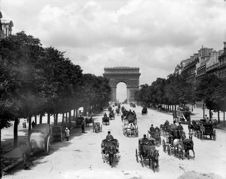 A Champs-Élysées és az Arc de Triomphe 1900 körül.
