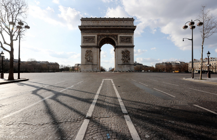 Üresen áll a Champs-Élysées és az Arc de Triomphe 2020. március 17-én.