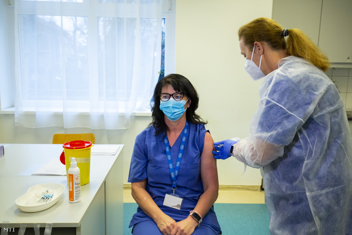 Klenovicsné Gelencsér Ilona (j) ápolónő Pfizer-BioNtech vakcinából készült koronavírus elleni védőoltást ad be egy egészségügyi dolgozónak a Somogy Megyei Kaposi Mór Oktató Kórházban 2021. január 10-én.