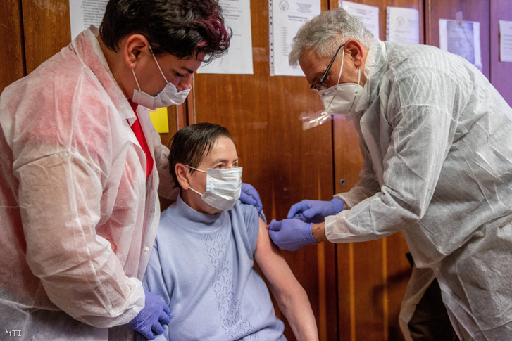 Egy lakót oltanak be koronavírus elleni vakcinával 2021. január 10-én Orosházán