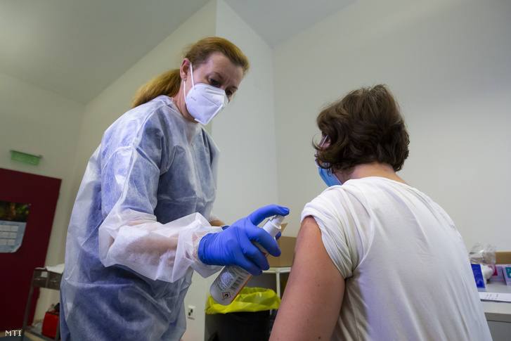 Egy ápolónő Pfizer/BioNtech vakcinából készült, koronavírus elleni védőoltást ad be egy egészségügyi dolgozónak 2021. január 10-én