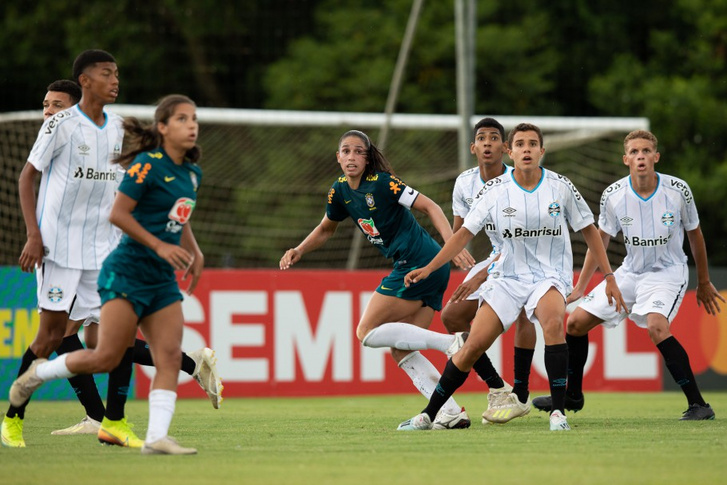 A brazil női labdarúgó-válogatott a Gremio U16-os fiúcsapata ellen.