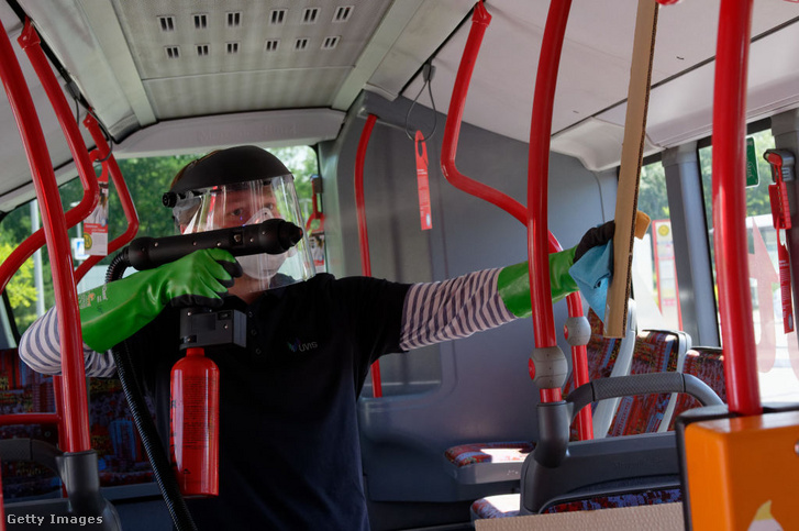 Képünk illusztráció! Egy német cég antimikrobiális anyagának felvitele egy busz belsejében Észak-Rajna–Vesztfáliában