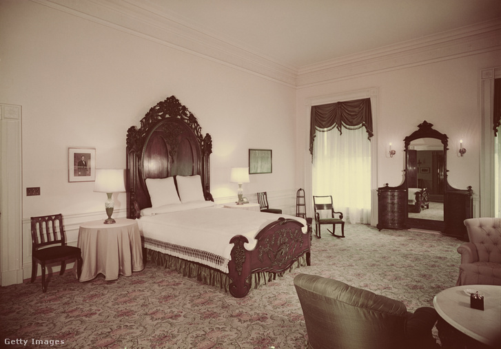A Lincoln-hálószoba a Fehér Házban. Az ágyat Mary Todd Lincoln vásárolta 1861 körül
