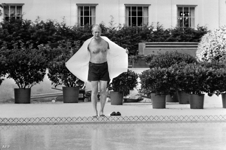 Gerald Ford néhai amerikai elnök a Fehér Ház medencéjénél 1975-ben