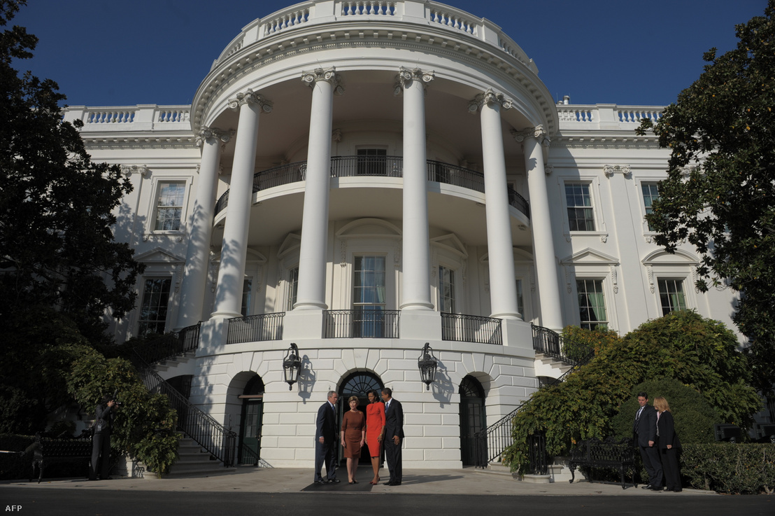 George W. Bush, Laura Bush, Barack Obama és felesége, Michelle 2008-ban a Fehér Ház elött