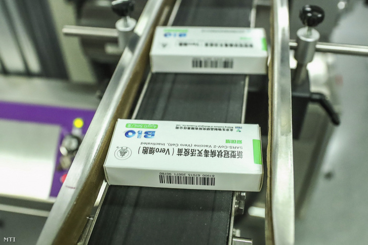 A Sinopharm kínai állami gyógyszergyártó egyik leányvállalata által a koronavírus ellen kifejlesztett oltóanyagot tartalmazó dobozok fekszenek a futószalagon a cég egyik pekingi üzemében
