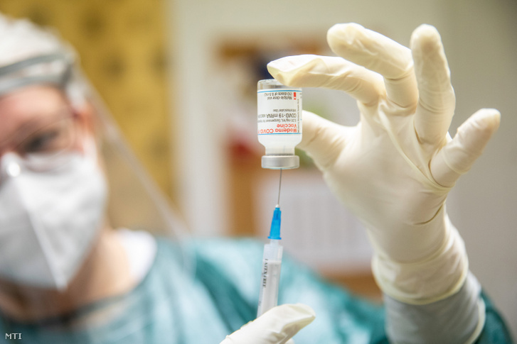 Nagy Hajnalka diplomás ápoló a Moderna amerikai biotechnológiai cég koronavírus elleni vakcináját készíti elő oltáshoz a Mezőberényi Református Szeretetotthonban 2021. január 17-én
