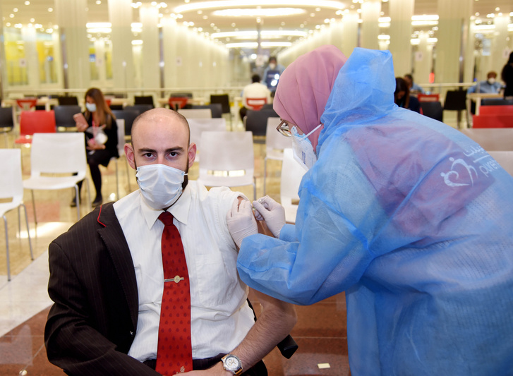 Beoltják koronavírus ellen az Emirates dolgozóit