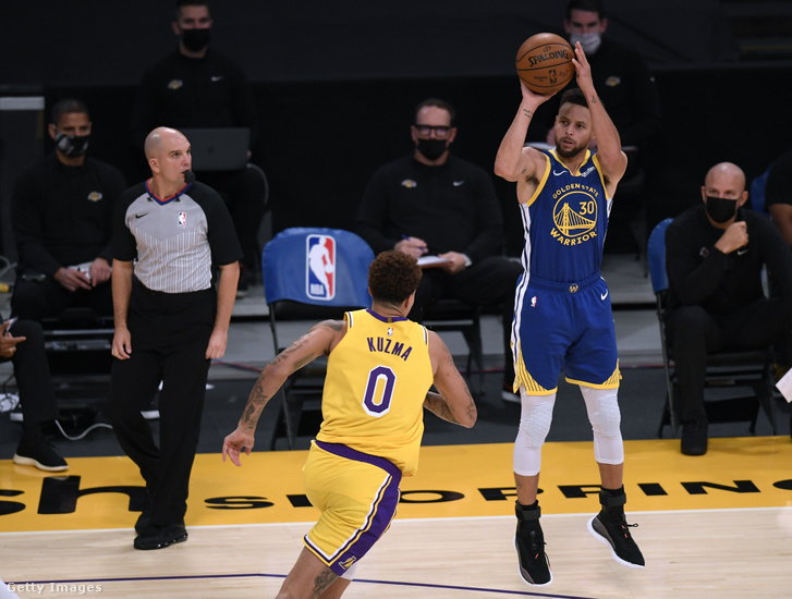 Steph Curry három triplája közül az egyik