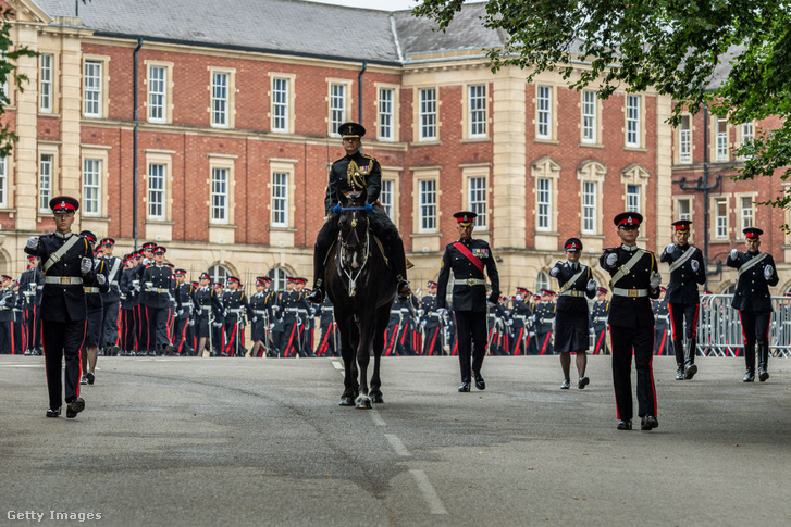 Sandhurst 193. évfolyamát záró katonai díszszemle a patinás épület előtt