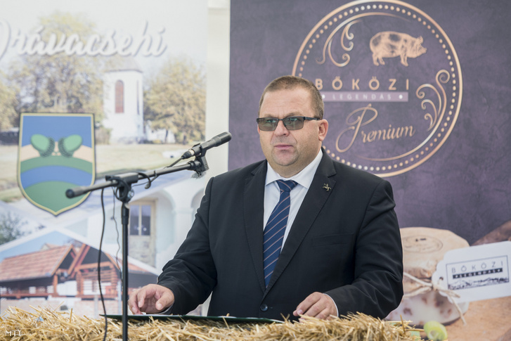 Bognár Lajos beszédet mond a vágóhíd és a húsfeldolgozó üzem átadóünnepségén Drávacsehiben 2019. október 8-án.