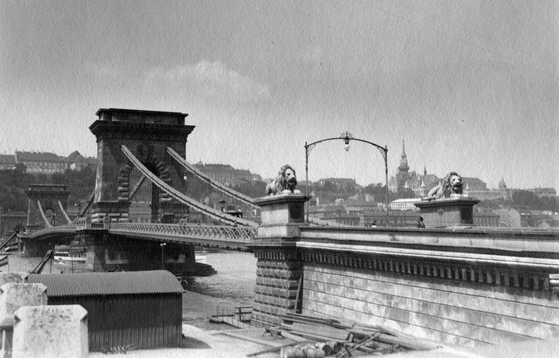 A Széchenyi lánchíd a pesti hídfőtől a budai vár felé nézve, 1914-ben