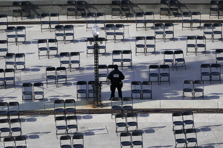 Üres székek a színpadon a Capitol Hillnél