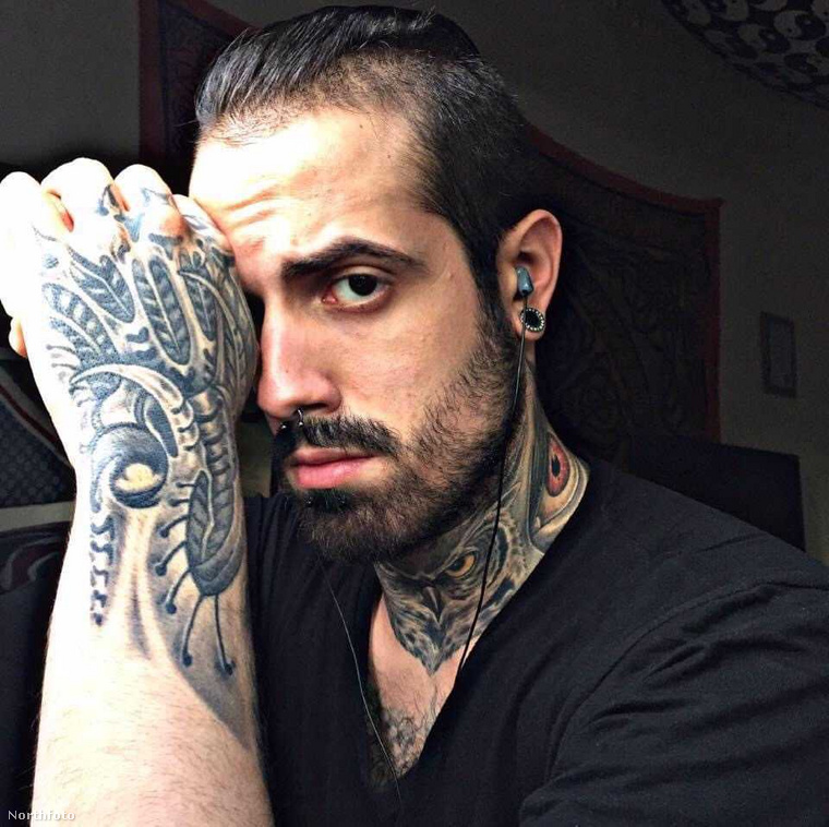 A férfi 18 évesen tetováltatott először magára, ekkor tudta meggyőzni szüleit, hogy a testfestés nem ördögtől való dolog