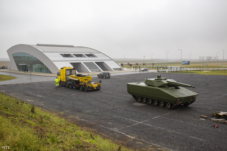 Lynx gyalogsági harcjármű a zalaegerszegi ZalaZone Járműipari Tesztpálya fogadóépülete közelében 2020. december 17-én a Lynx-harcjárműgyár alapkövének ünnepélyes letétele alkalmából tartott bemutatón.