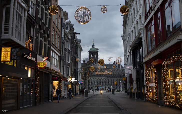 Bezárt üzletek az amszterdami Dam térre vezető utcában 2021. január 14-én.