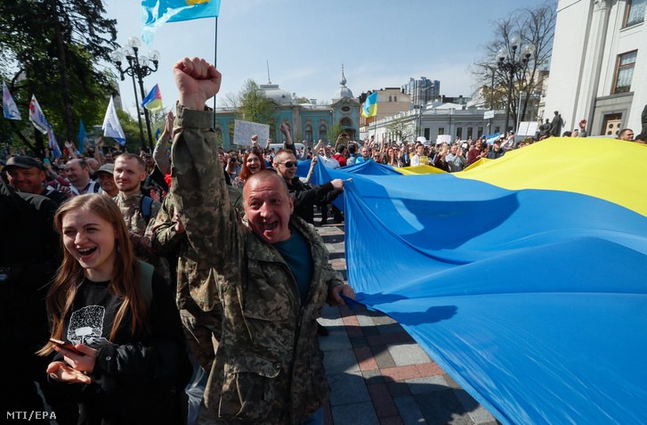 Aktivisták ünnepelnek a kijevi parlament előtt 2019. április 25-én, miután a képviselők elfogadták a nyelvtörvényt. A törvény a magánbeszélgetéseket és a vallási szertartásokat kivéve gyakorlatilag mindenhol kötelezővé teszi az ukrán nyelv használatát, a szabályok megsértéséért pedig jogi felelősségre vonást is kilátásba helyez.