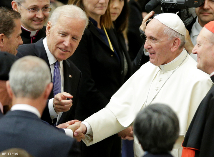 Joe Biden és Ferenc pápa 2016-ban
