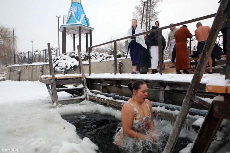 Míg a lengyelek leginkább a hecc kedvéért, az ukránok vallási okokból merültek a fagyos vízbe
