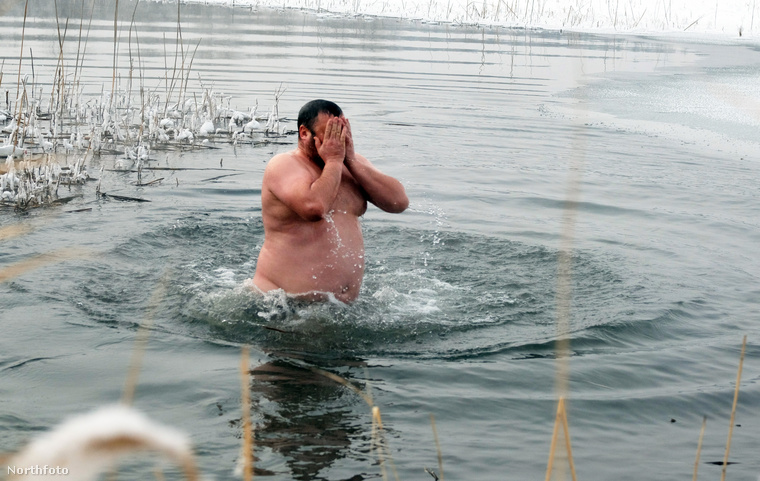 Bár a fotók többsége a Kelet-Ukrajnai Szeverodonyeckben készültek, kijevi képet is láthatott a lapozgató elején, ott a Dnyeper folyóban fürödtek meg az ukránok