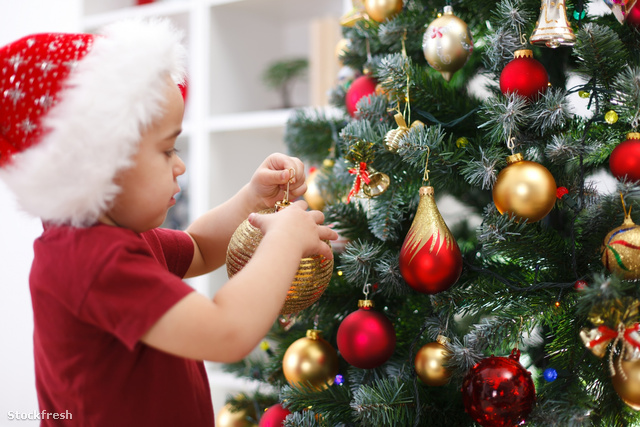 stockfresh 1462988 little-boy-decorating-christmas-tree sizeM
