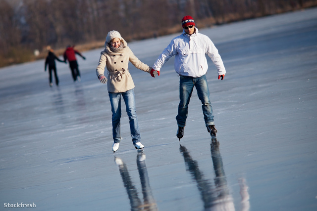 stockfresh 1582956 couple-ice-skating-outdoors-on-a-pond sizeM