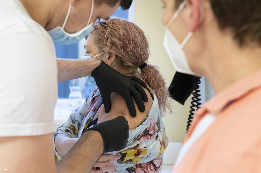 Egy ápolónő megkapja a Pfizer–BioNTech koronavírus elleni vakcinájának második adagját