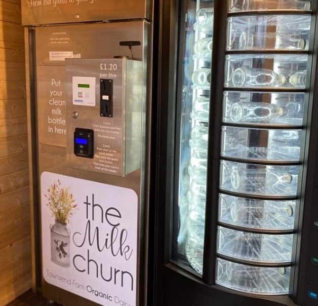 A brit családi gazdaság által üzemeltett tejautomata