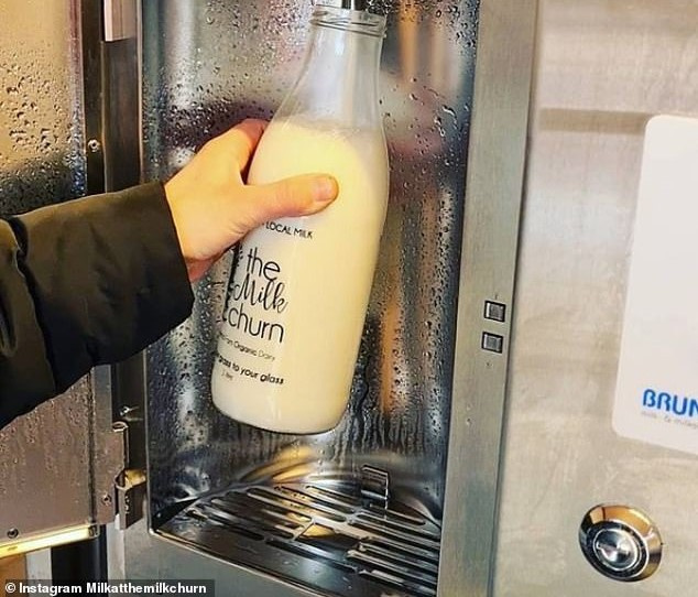 Egy üveg friss tej a tejautomatából