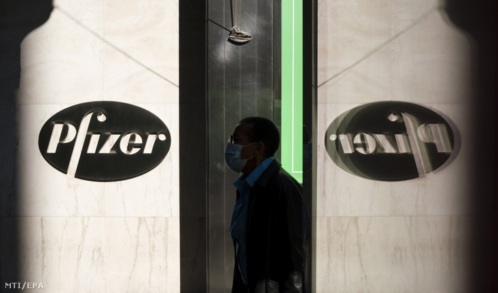 A Pfizer logója az amerikai gyógyszergyártó cég New York-i székházán