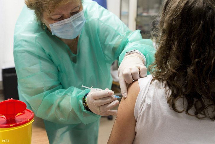 Egy ápoló megkapja a Pfizer–BioNTech koronavírus elleni vakcináját a győri Szent Anna Otthonban 2021. január 10-én