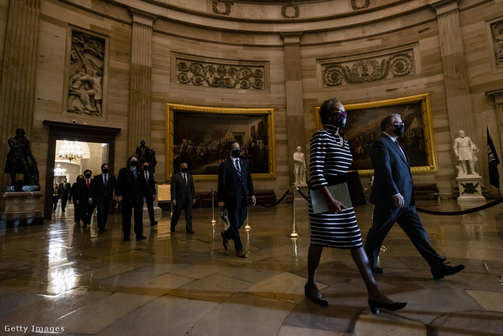 A kongresszus tagjai bevonulnak a szenátus épületébe, hogy átadják az impeachmentre vonatkozó iratokat 2021 január 26-án.