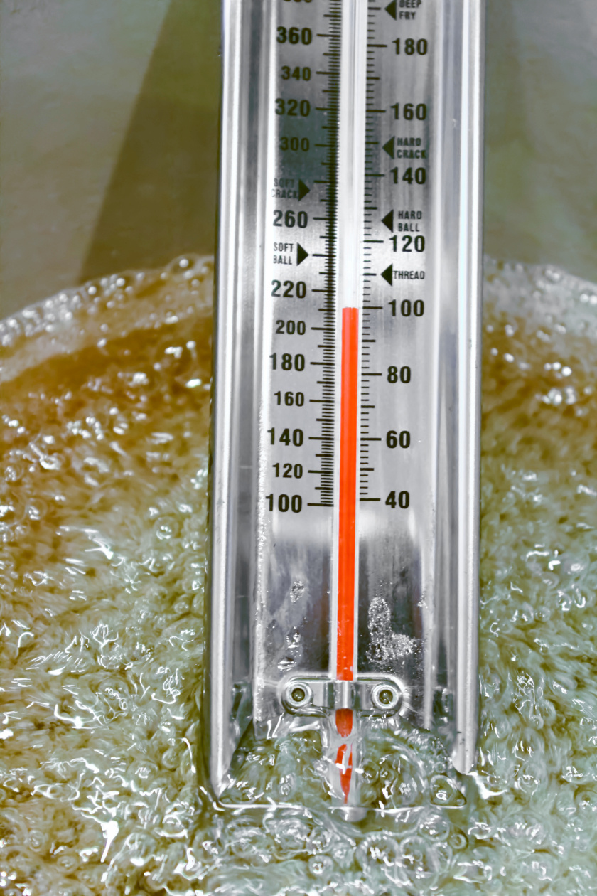 olajban sütés hőmérővel álló