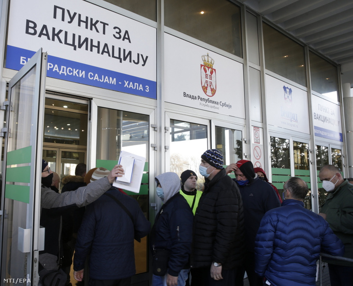 Koronavírus elleni védőoltásra várnak emberek a Belgrádi Vásár területén létesített oltóközpontban 2021. január 25-én. Szerbiában 24-én kezdődött meg a vakcináció az öregek és az egészségügyi dolgozók oltásával.