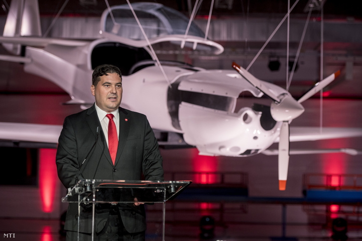 Boros László vezérigazgató beszédet mond a repülőgépek gyártásával foglalkozó Magnus Aircraft Zrt. több mint 5000 négyzetméteres kompozitüzemének átadásán a pécs-pogányi repülőtéren 2019. október 7-én.
